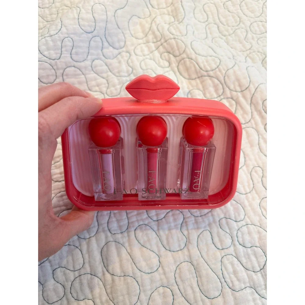 FAO Schwarz Kids Lip Gloss Set 3 Pieces in Pink Lip Shaped Carrying Case New‎